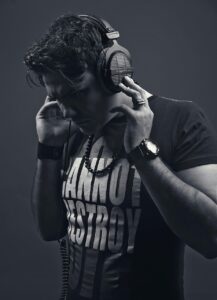 Spotifyポッドキャストの収益がいくらから必要な20代男性の確定申告について知りたい？