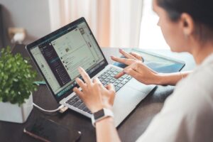 20代男性がカメラマン副業で得た収益の確定申告における経費の例は？