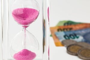 ナレーション案件の収益を20代男性が確定申告する際の経費の例は？